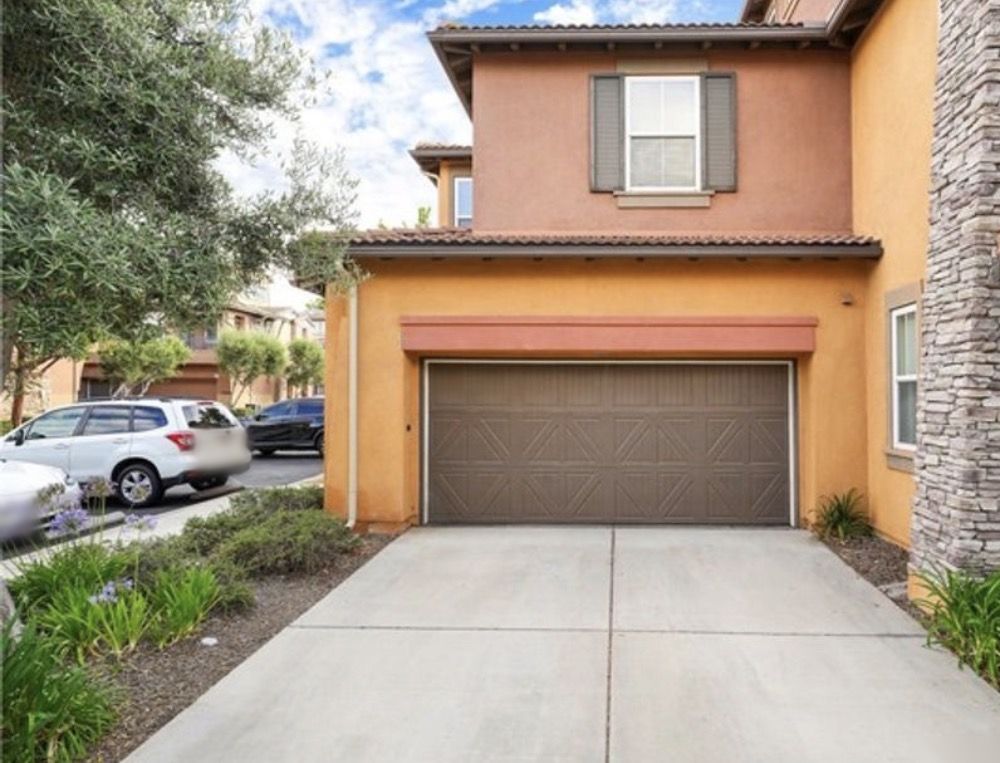 Temecula Lane社区联排式公寓外观 – 已成交 | Townhome-style condo exterior, Temecula Lane community, Temecula – sold