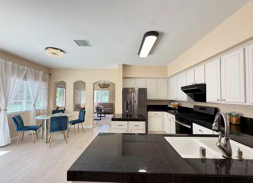 26242 Heritage Union Ln, Murrieta CA 92563 – 翻新现代厨房 · 白色Shaker橱柜、石英石中岛与早餐厅 | Remodeled Kitchen · White Shaker Cabinets & Quartz Island